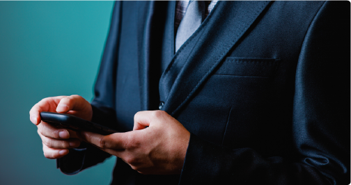 名刺交換する男性